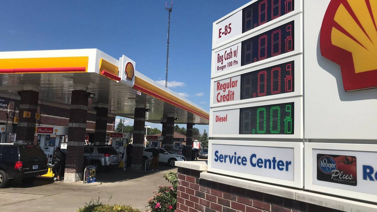 $0 prices at Shell gas station on 8 Mile Road