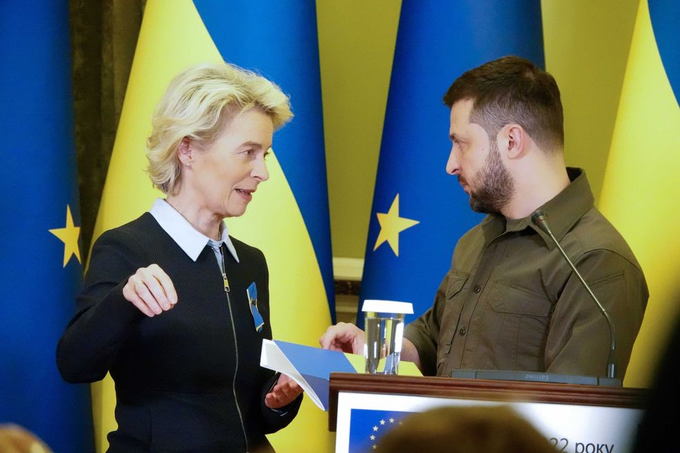 08 April 2022, Ukraine, Kiew: EU Commission President Ursula von der Leyen (l) speaks at a joint press conference with Volodymyr Selenskyj, President of Ukraine. During her visit to Kiev, EU Commission President Ursula von der Leyen encouraged Ukraine on its way to the European Union.