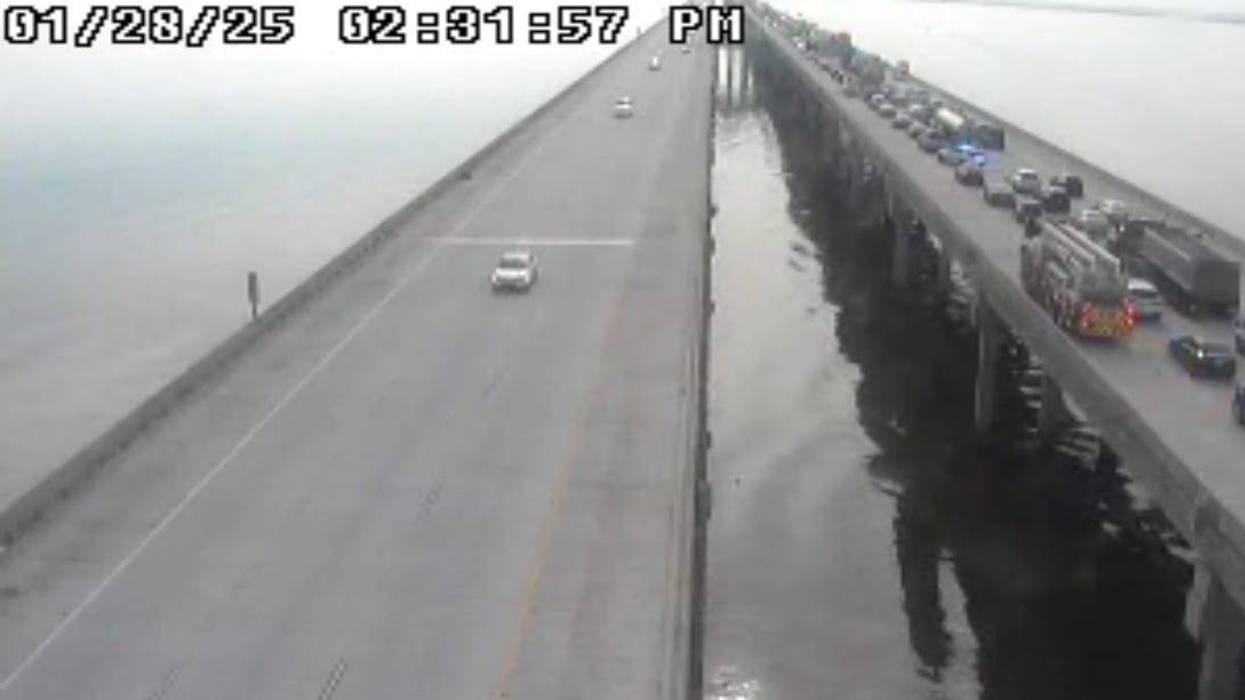 18-wheeler plunges into lake from I-10 Twin Span: report