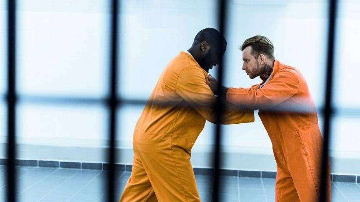 2 inmates fighting in jail