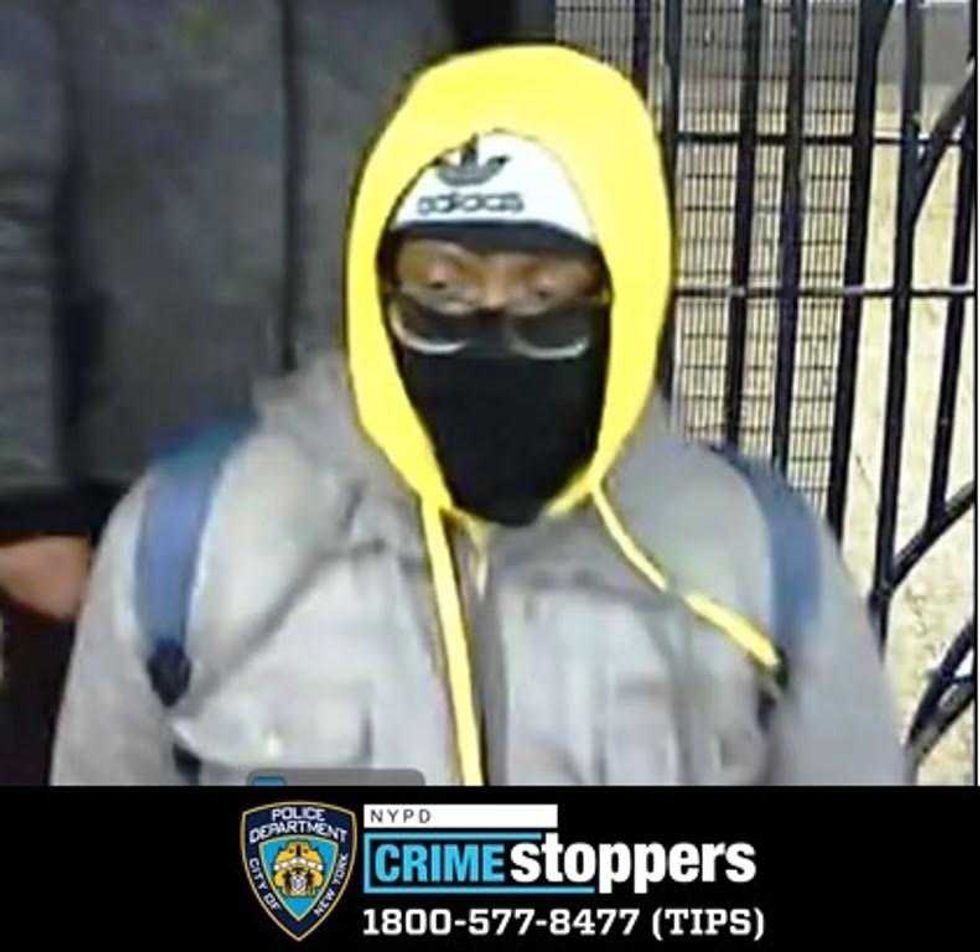 2 men wanted in violent robberies in Manhattan