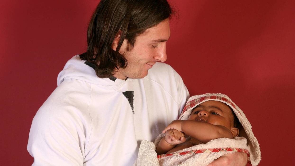 Topps to release a trading card of the photo of a young Messi holding infant Lamine Yamal