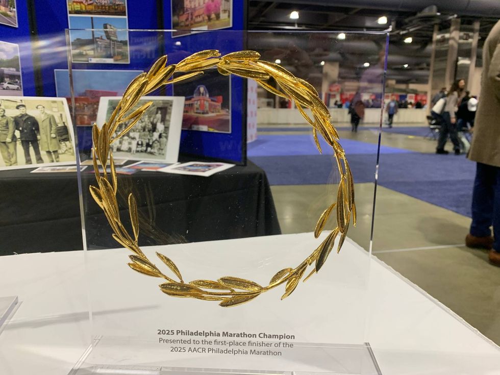 2025 Philadelphia Marathon wreath plaque