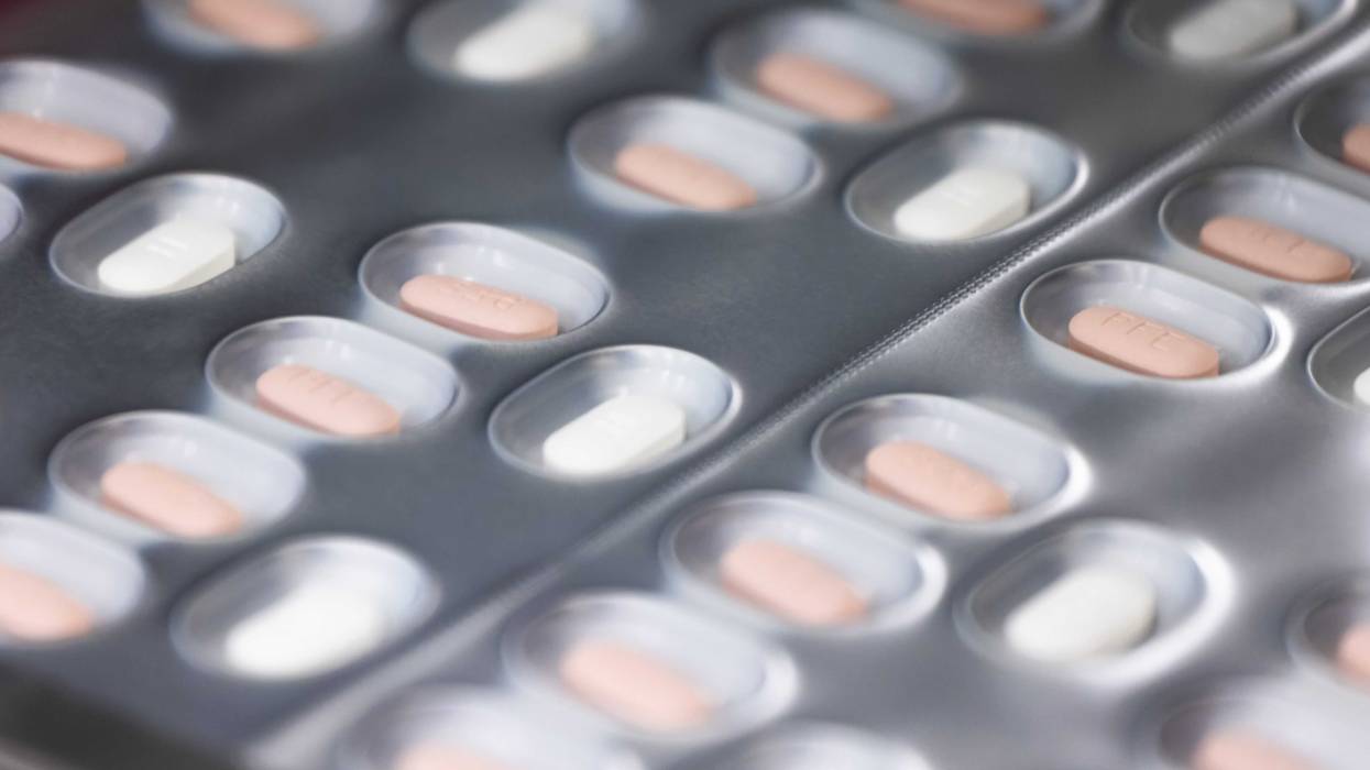 24 May 2022, Baden-Wuerttemberg, Freiburg im Breisgau: Tablets of the drug Paxlovid for the treatment of Covid-19 pass through a packaging line in a building owned by Pfizer. The facility is designed to enable an automated production process of drugs, including antiviral tablets against Covid-19. Photo: Philipp von Ditfurth/dpa/Sipa USA