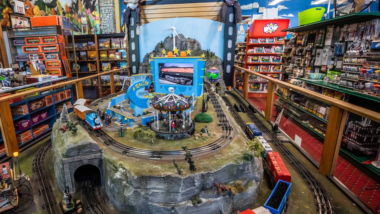 4 Year Calls New Zealand 1-1-1 To Announce "I Have Toys"