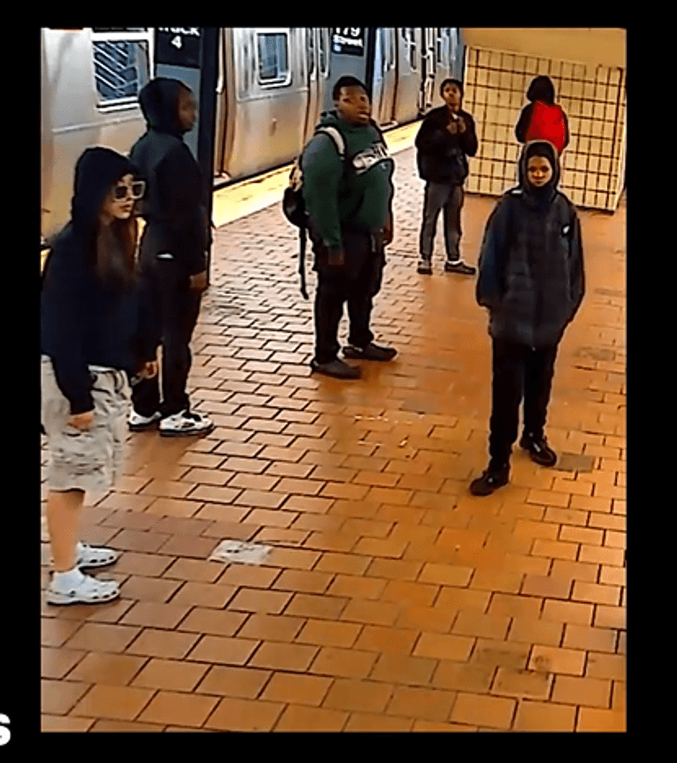 6 teens sought in beating of man, 40, on Queens F train