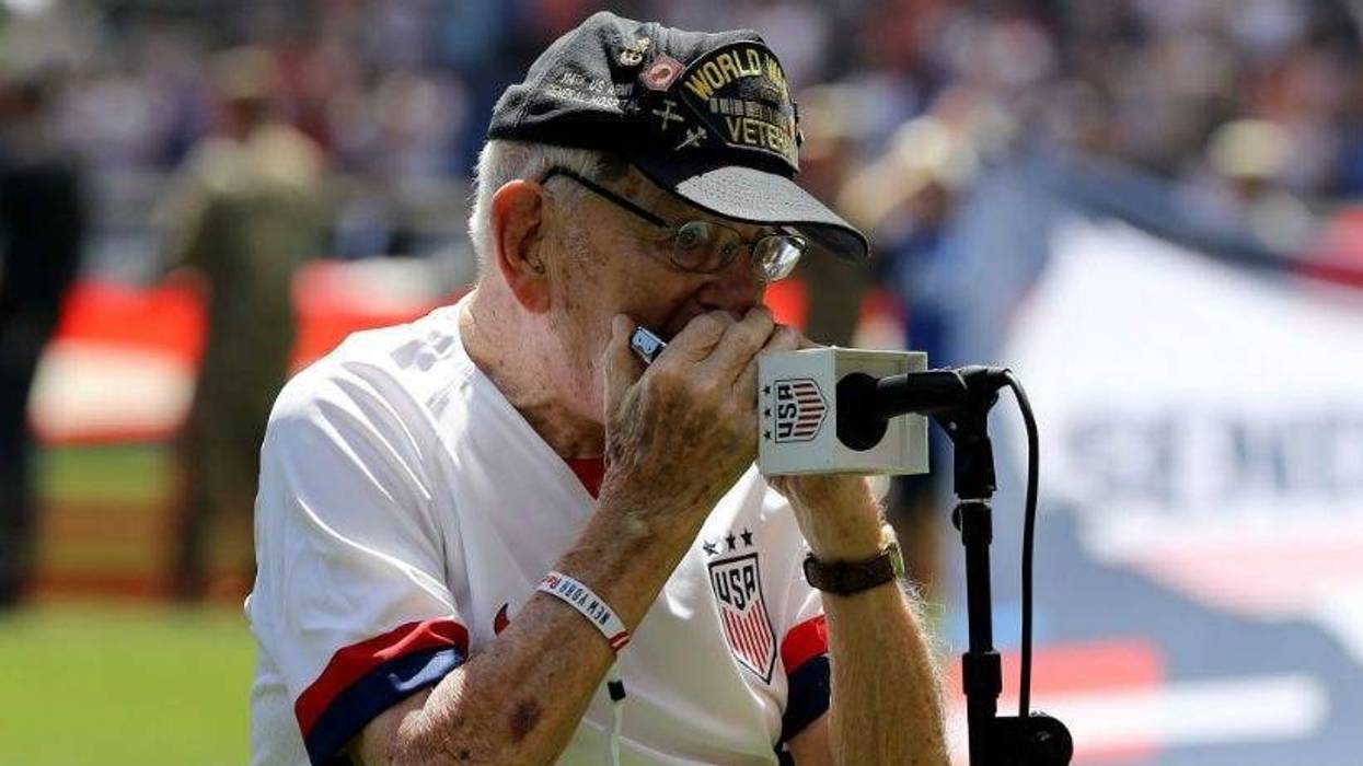 96-year-old WWII veteran Pete DuPré performed national anthem on the hermonica before USWNT vs. Mexico.