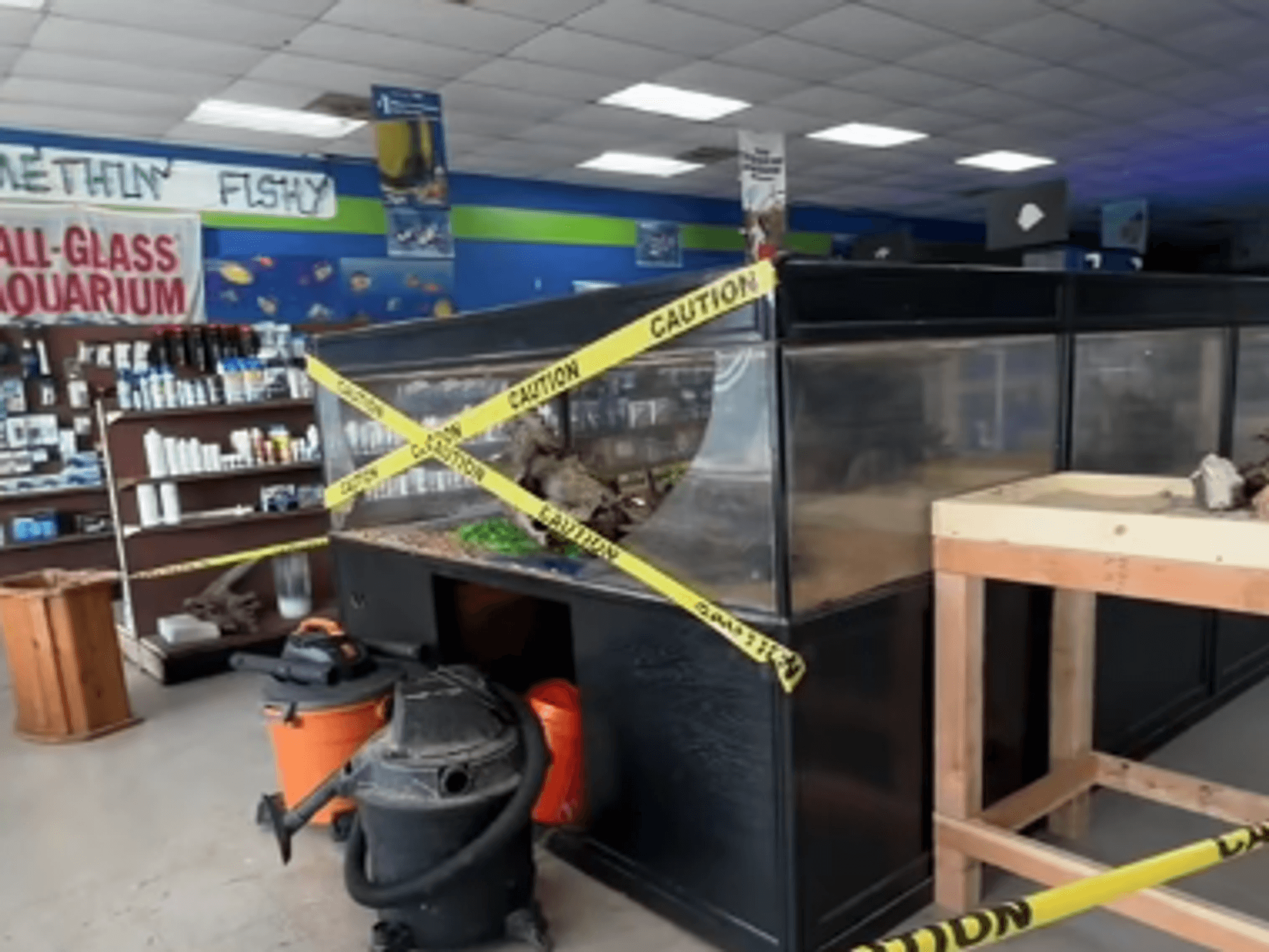 a-2000-gallon-fish-tank-burst- a-2000-gallon-fish-tank-burst-