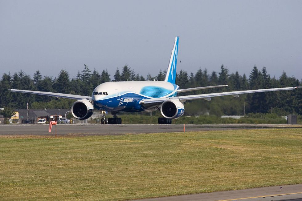 Boeing 737 makes emergency landing in water near Hawaii