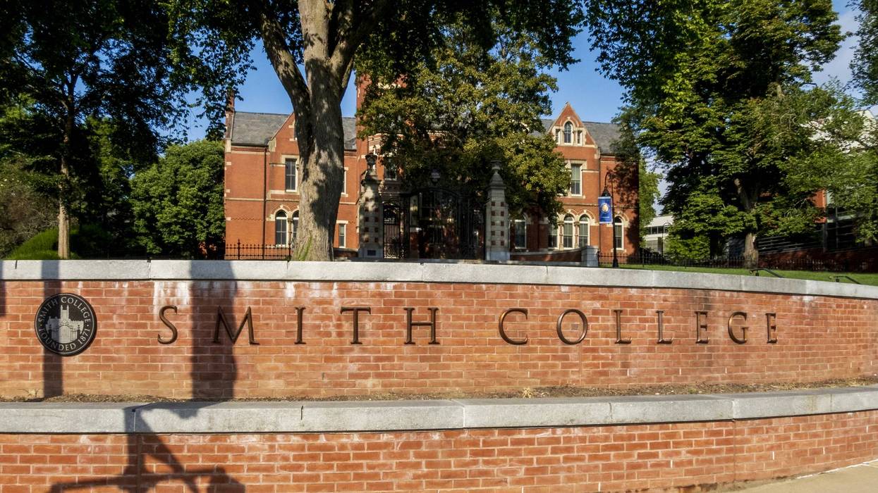 A brick wall sign with SMITH COLLEGE.