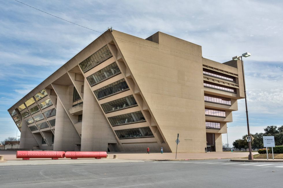 A coalition of preservationists has given the City of Dallas 60 days to fix long-standing maintenance problems at City Hall or face a lawsuit.