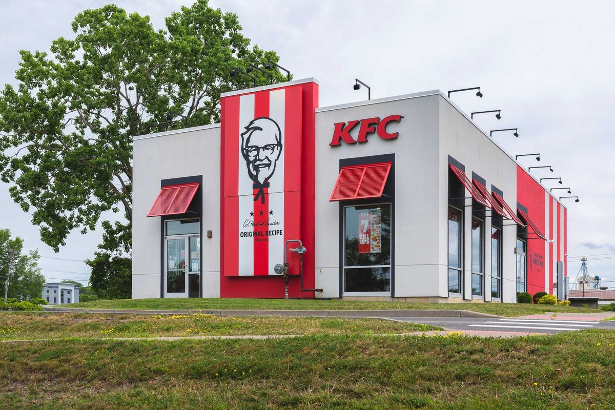A man who says he is Colonel Harland Sanders’ great-great-great nephew is drawing attention on TikTok after posting what he claims is the original recipe for Kentucky Fried Chicken.