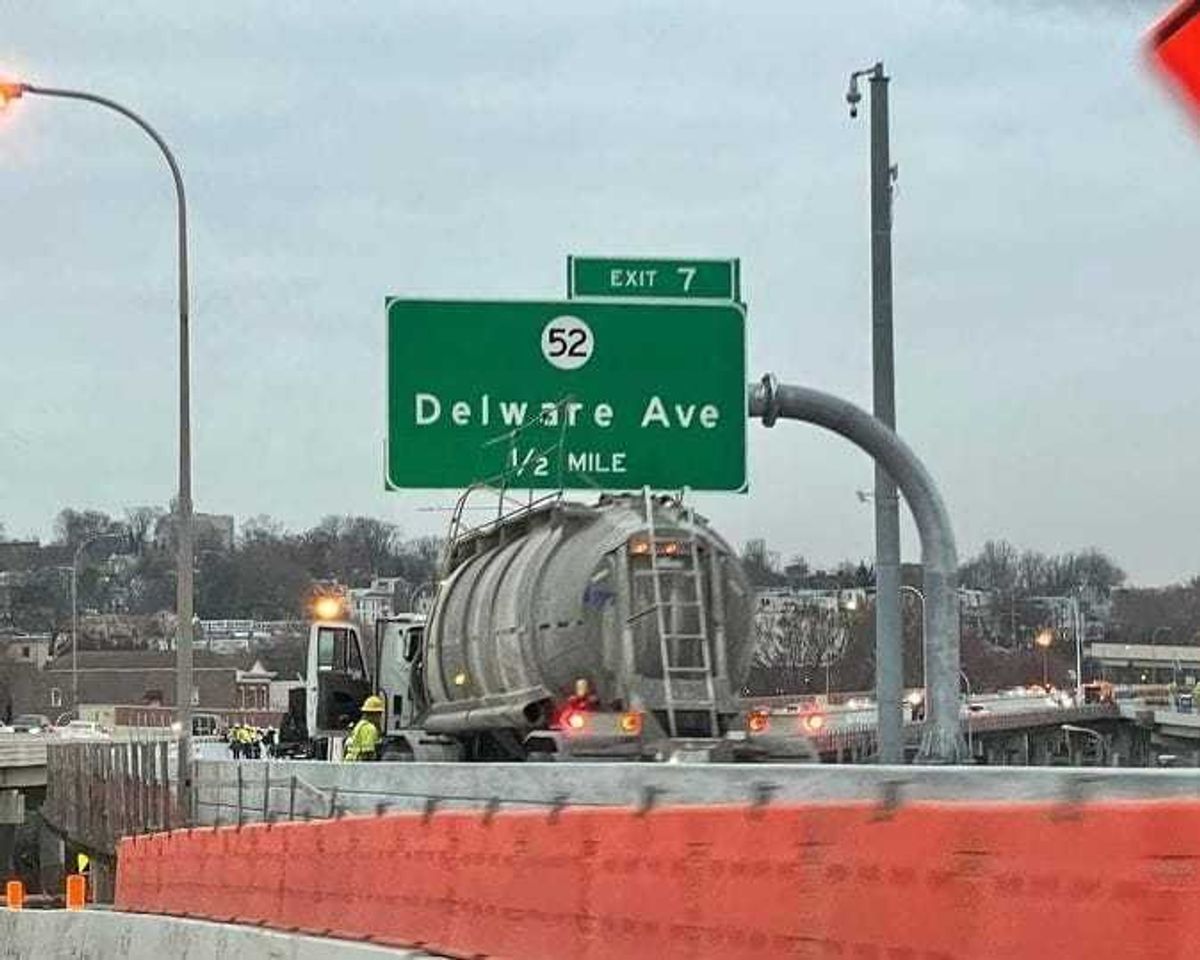 A misspelled sign for an I-95 freeway exit onto Delaware Avenue in Wilmington, Delaware.