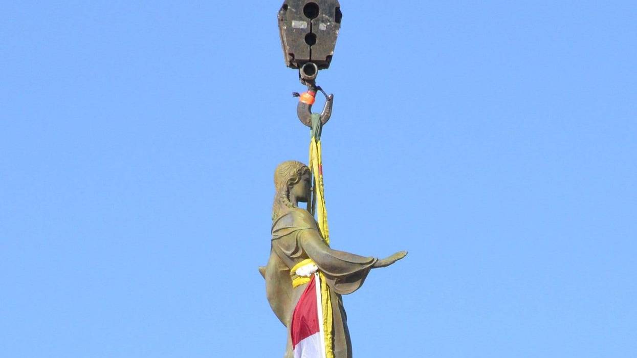 A statue of Ceres, the Roman goddess of agriculture, descends from the top of the Missouri Capitol to the grounds on Nov. 15, 2018. (Photo by Jack Suntrup/St. Louis Post-Dispatch/TNS/Sipa USA)