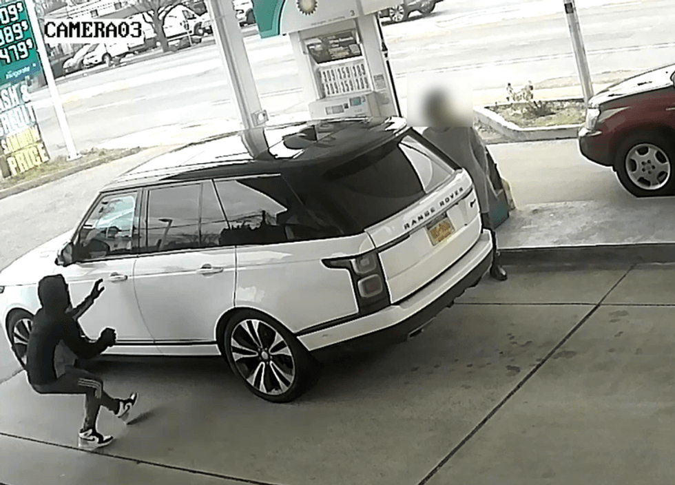 A thief took off in a woman