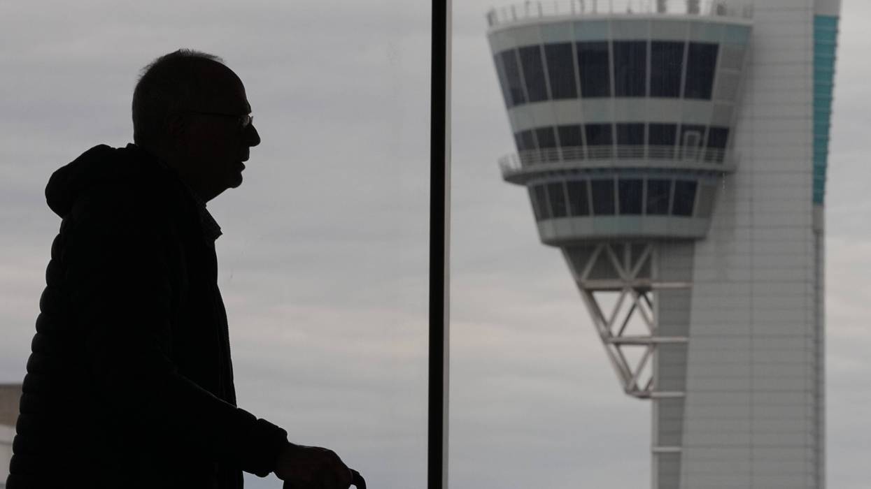Some wait times at airport bottlenecks are easing with TSA paychecks promised