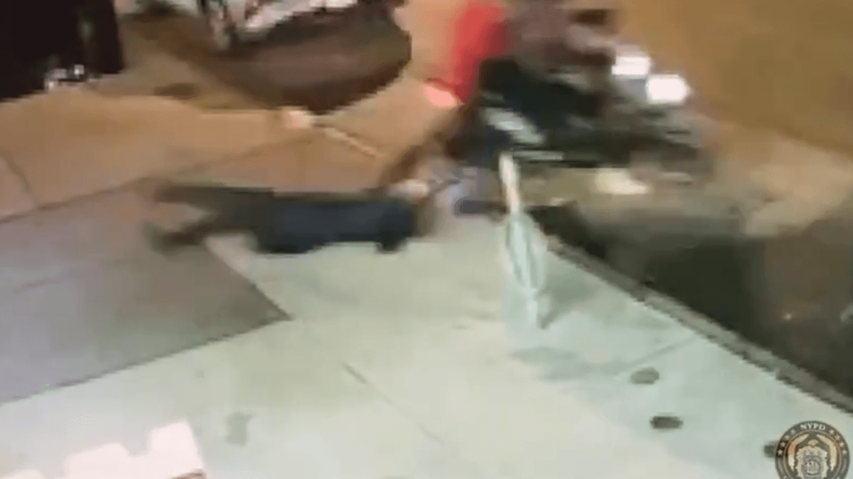 A victim dragged druing a phone snatching incident in Manhattan in 2023.