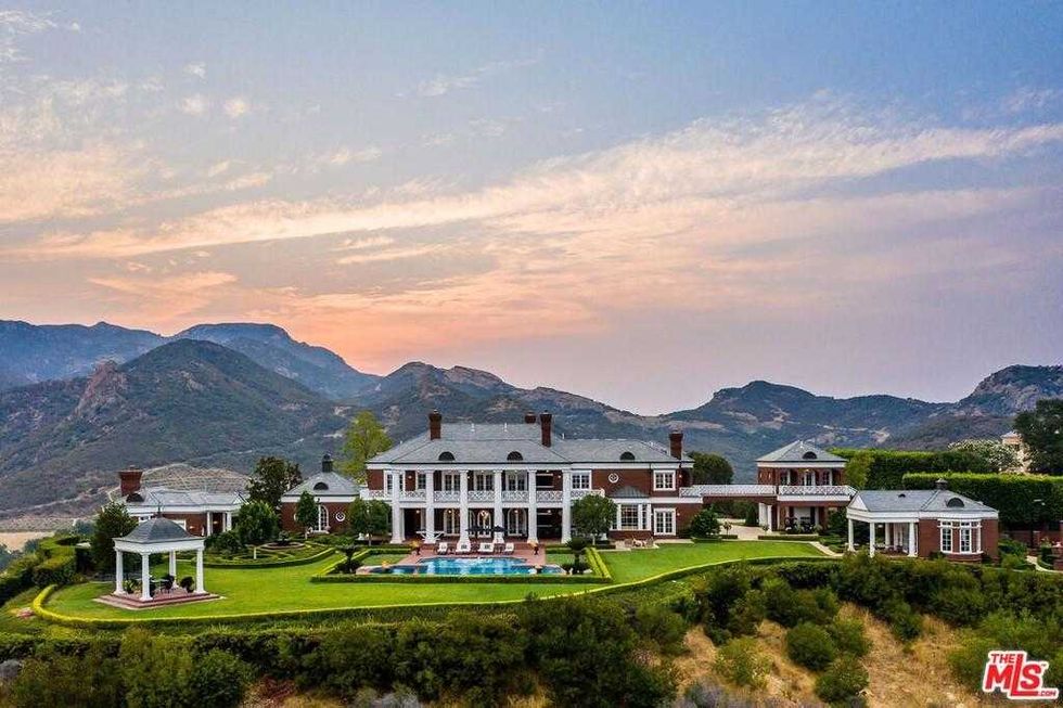 A view of the mountains alongside Wayne Gretzky