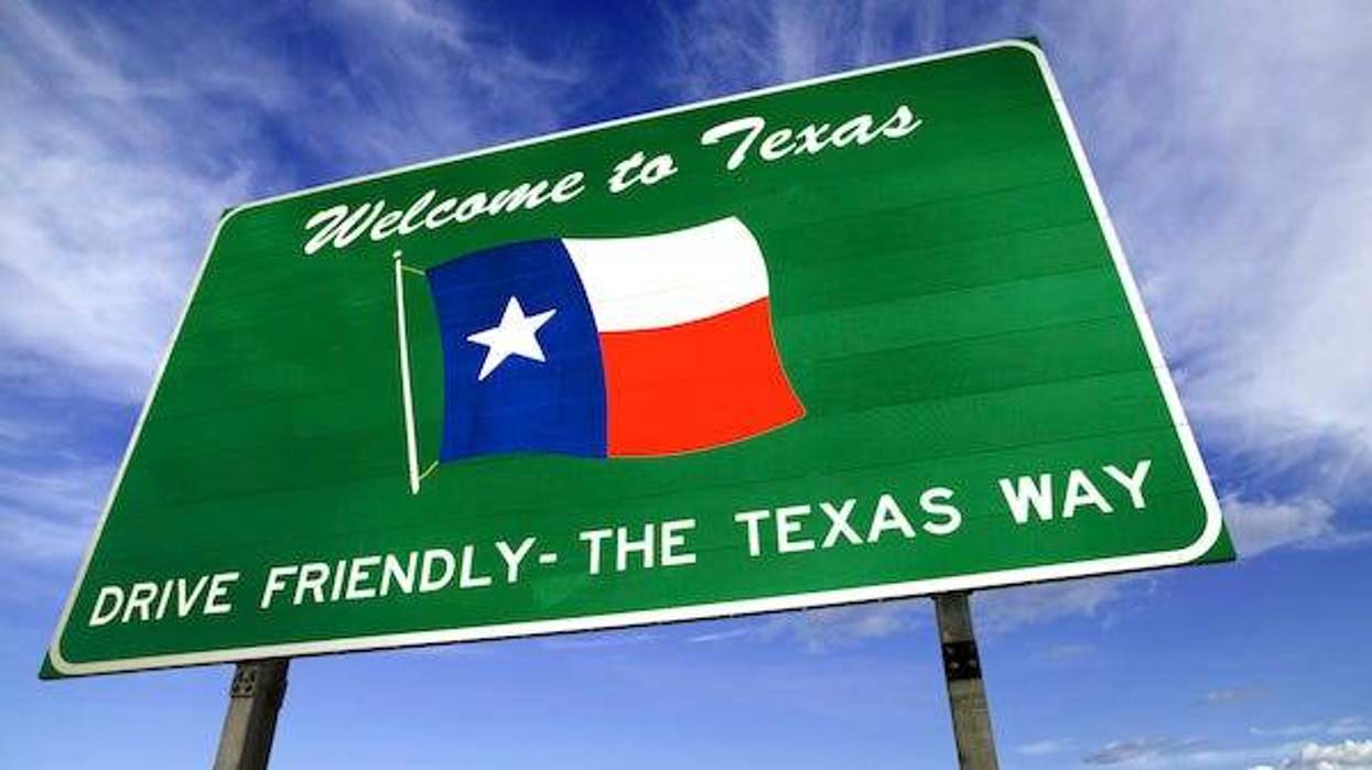 A “Welcome to Texas” road sign