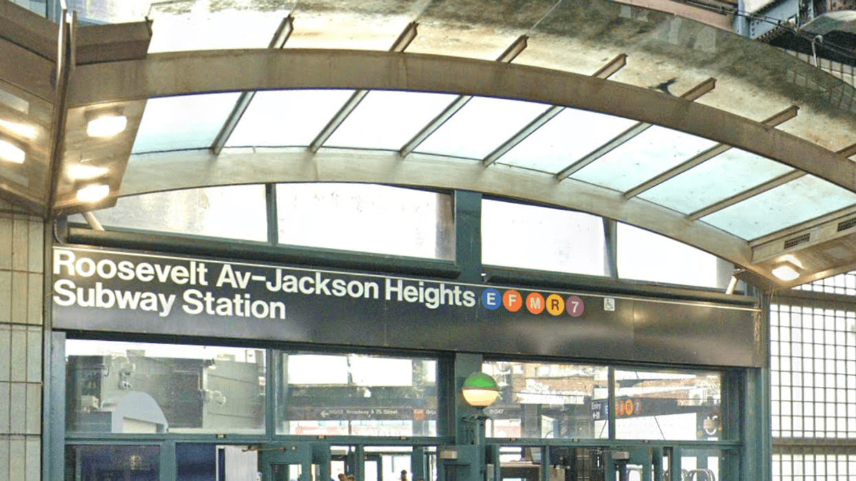 Woman stabbed in neck, hand on Queens E train