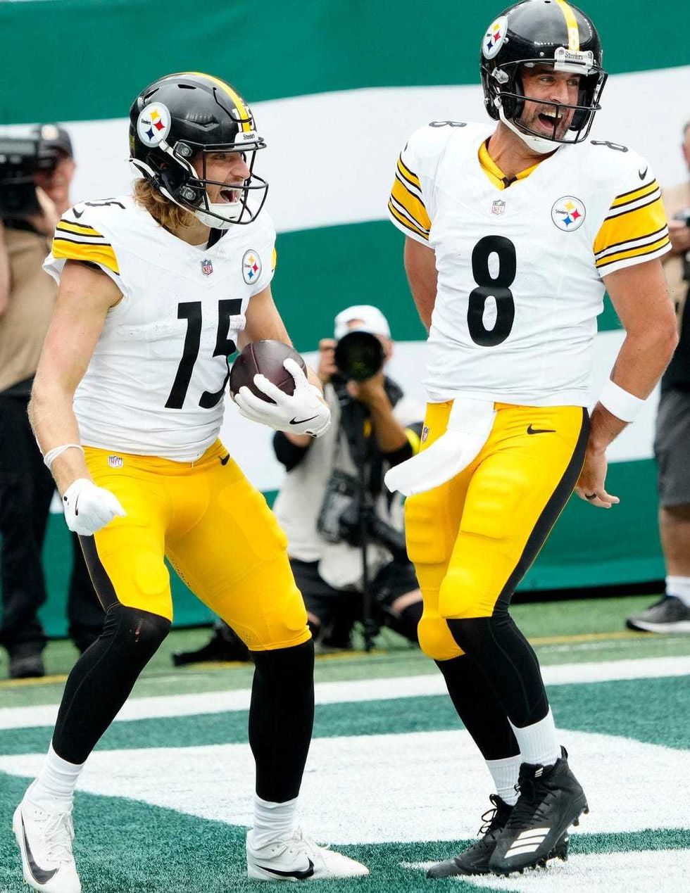 Aaron Rodgers and Ben Skowronek celebrating
