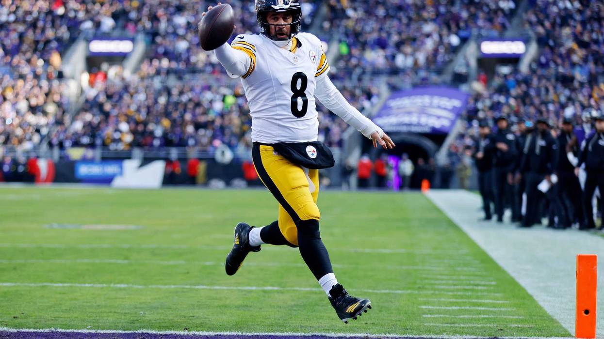 Aaron Rodgers running into end zone