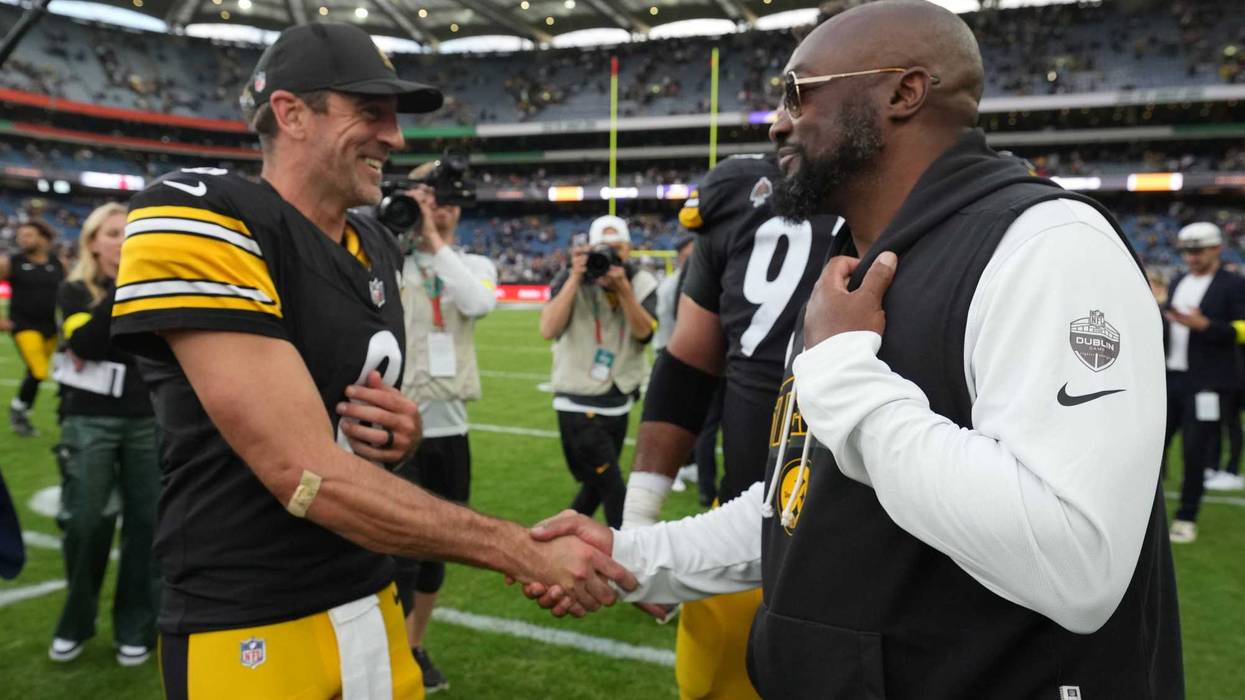 Aaron Rodgers shaking Mike Tomlin's hand