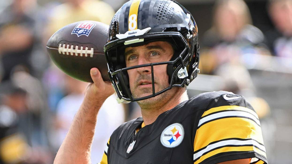 Aaron Rodgers throwing and looking