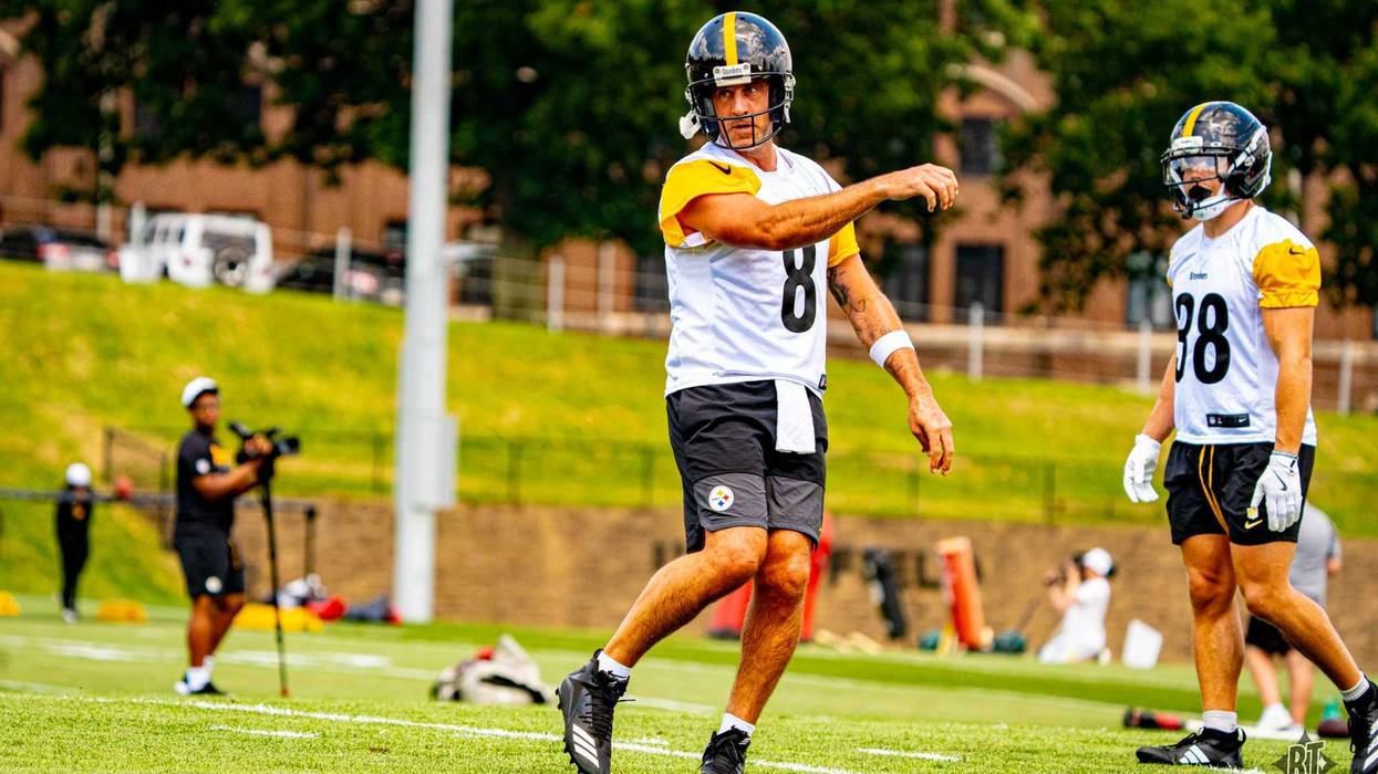 Aaron Rodgers throwing at practice