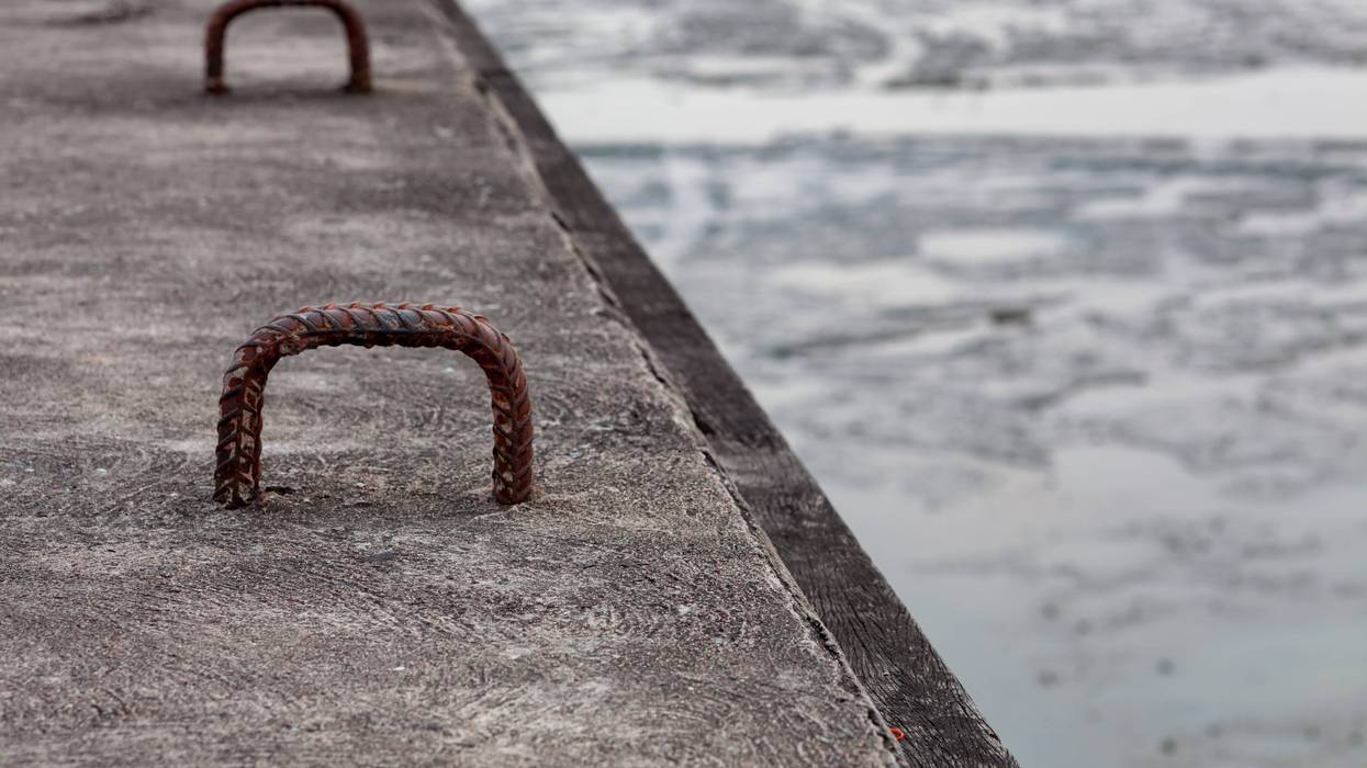Abandoned boat sinks in Chicago River, could cost taxpayers thousands to fish out