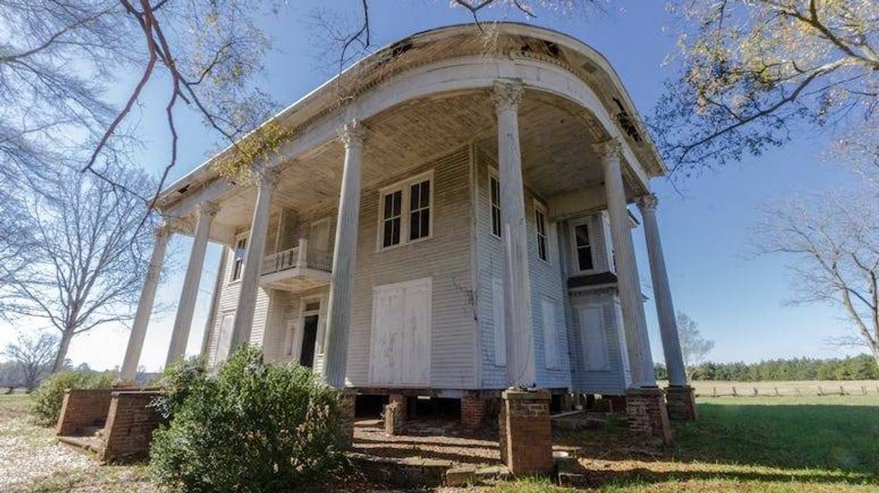Abandoned Plantation Home, Mansion, Field