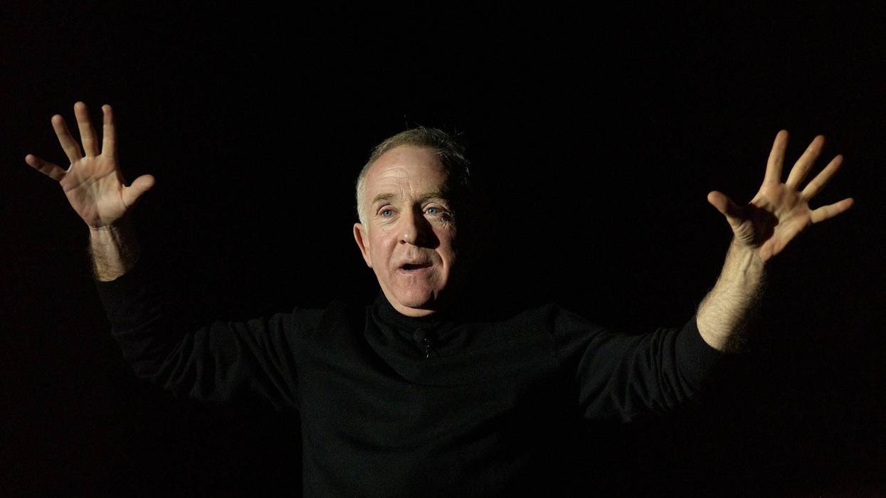 Actor Leslie Jordan performs at the 15th Annual Awards and Benefit Luncheon for Friendly House on October 30, 2004 at the Beverly Hilton in Beverly Hills, California.