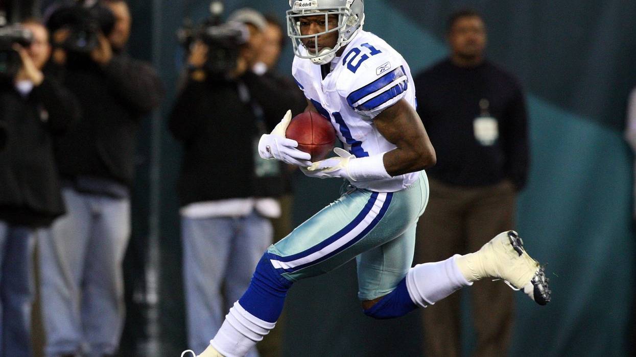 Adam Jones #21 of the Dallas Cowboys runs the ball against the Philadelphia Eagles on Dec. 28, 2008, at Lincoln Financial Field in Philadelphia, Pennsylvania.