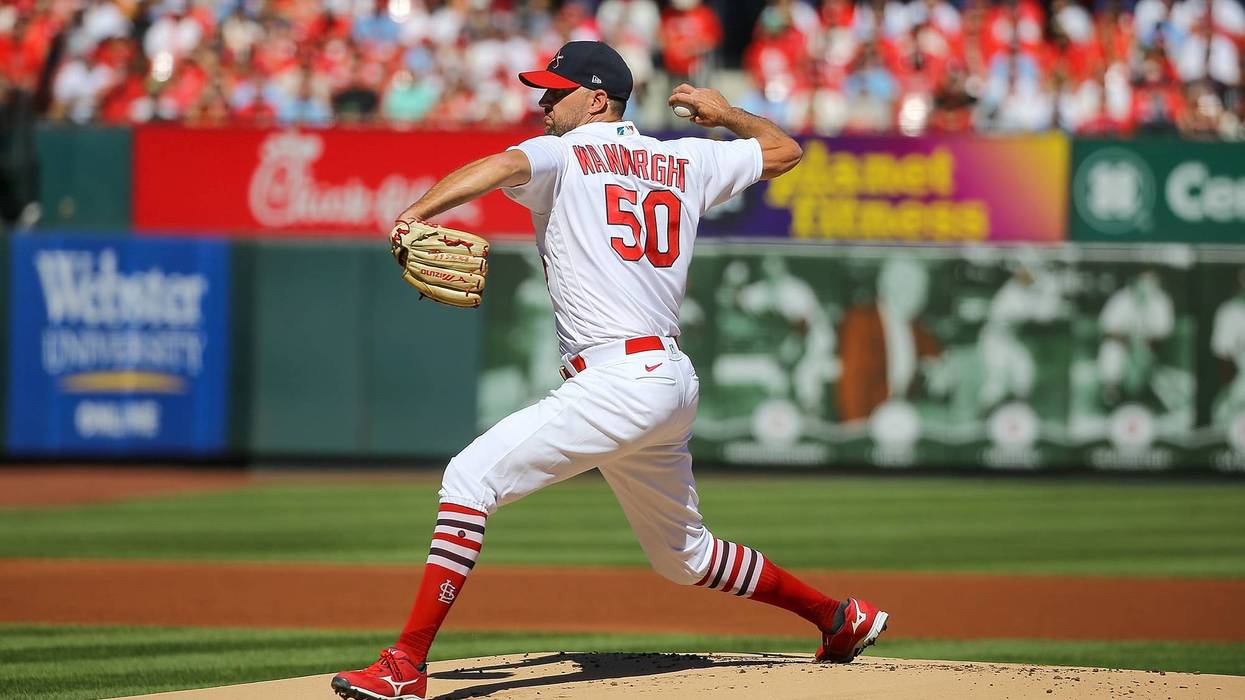 adam wainwright about to toss that ball