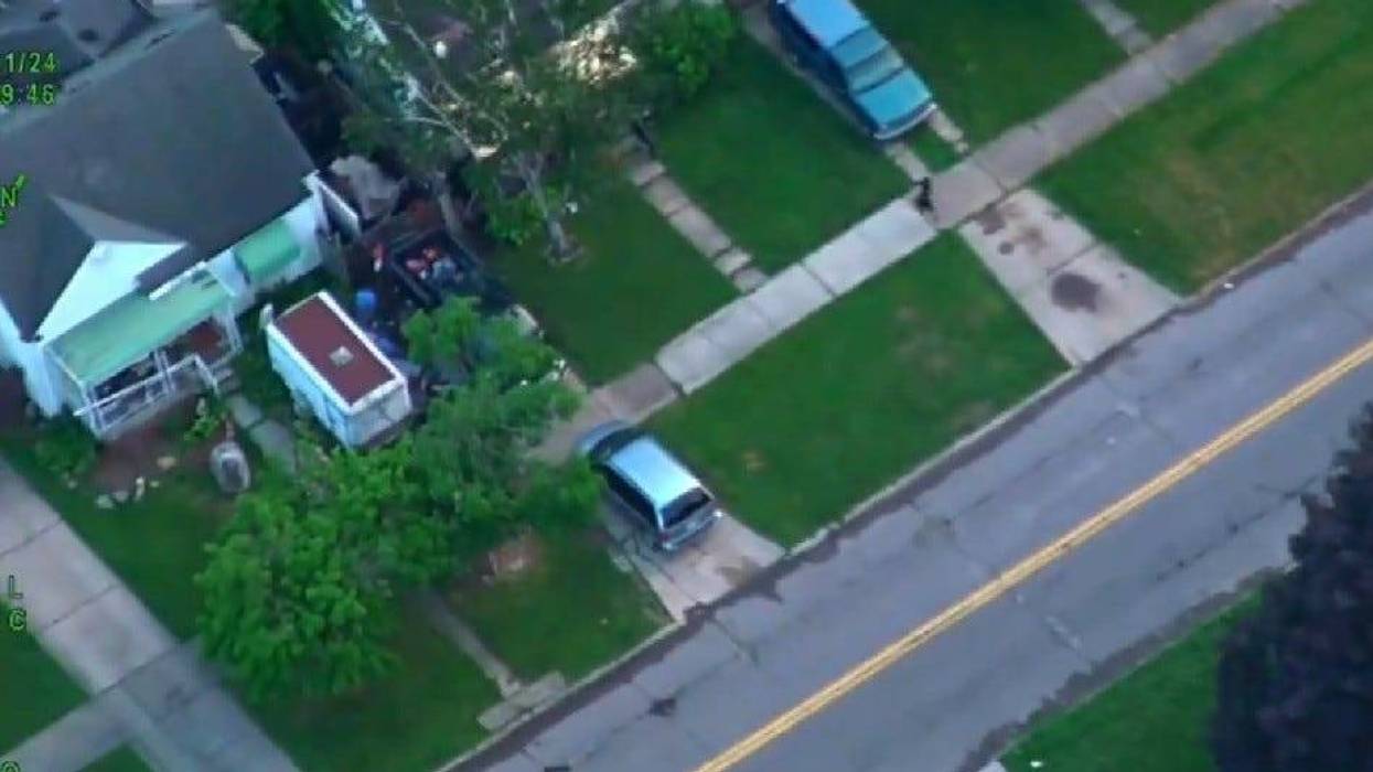Aerial footage of suspect fleeing police in Detroit
