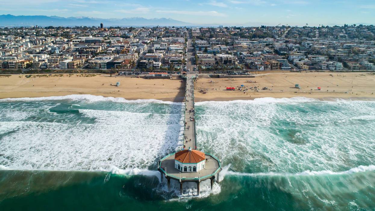 Aerial photo of the Manhattan Beach California pier