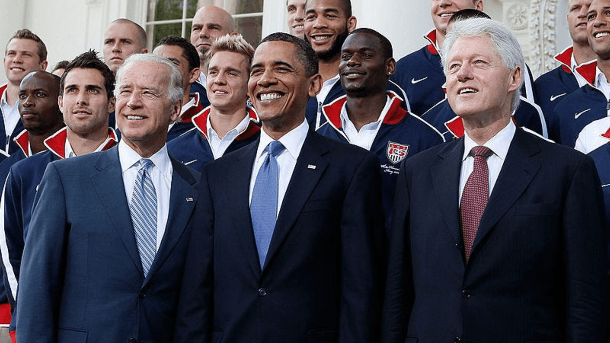 (AFP OUT) U.S. President Barack Obama (C), Vice President Joseph Biden (L), and former president Bill Clinton (R) pose for photographers with U.S. World Cup Soccer Team at the North Portico May 27, 2010 at the White House in Washington, DC. The team will have its first World Cup match on June 12 against England.