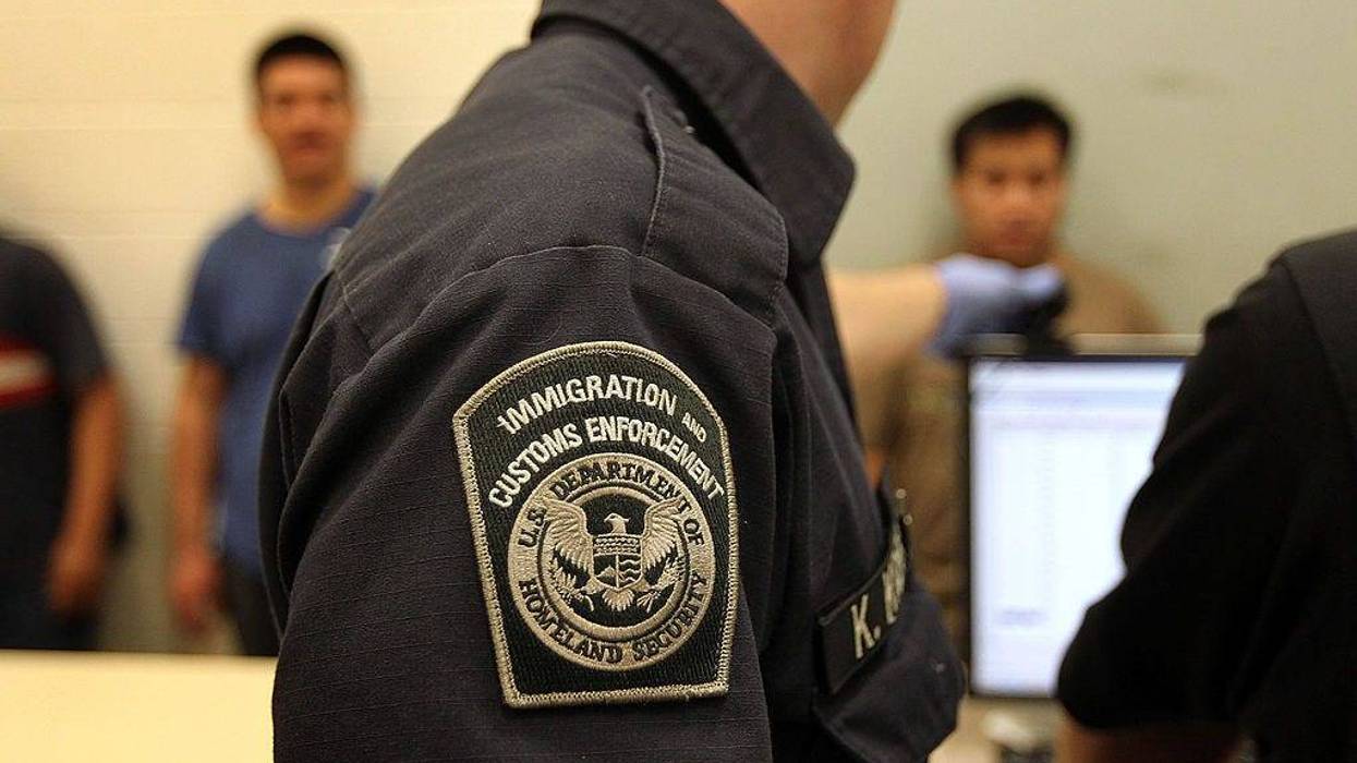 Agente de Immigration and Customs Enforcement (ICE)