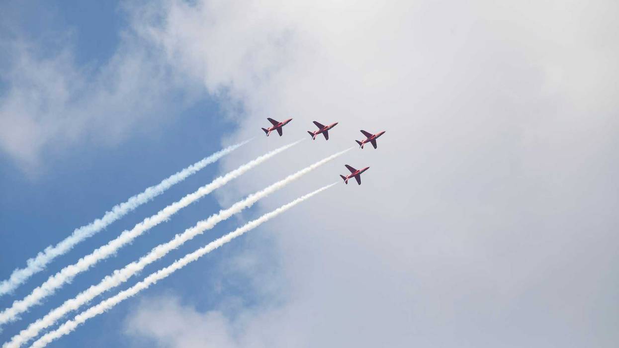 Airplanes flying in an airshow.