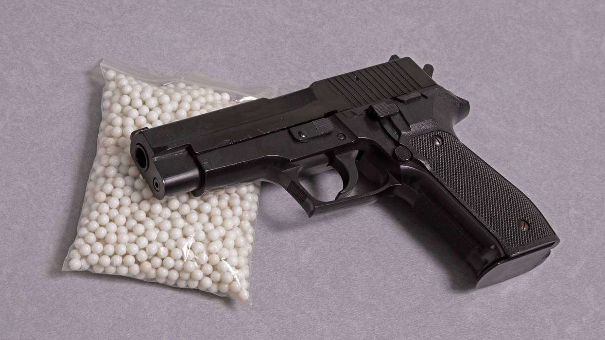 Airsoft gun and pellets
