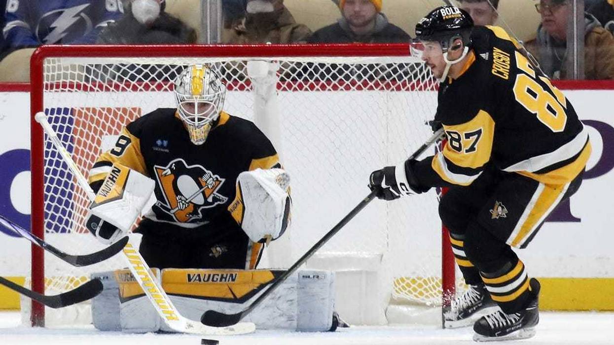 Alex Nedeljkovic with Sidney Crosby in front of net