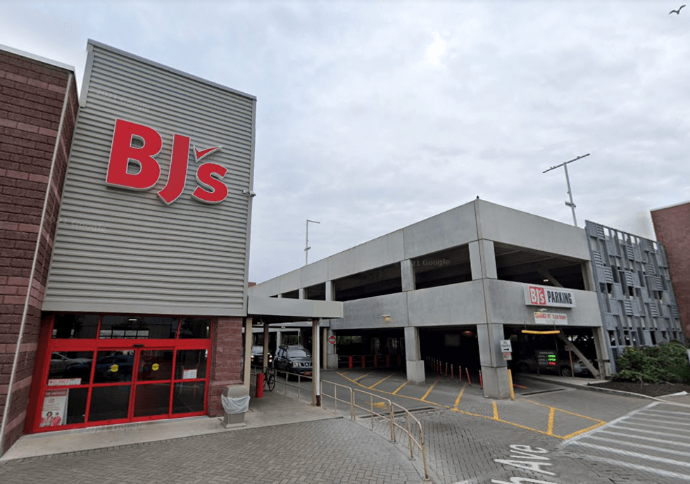 An employee of the BJ