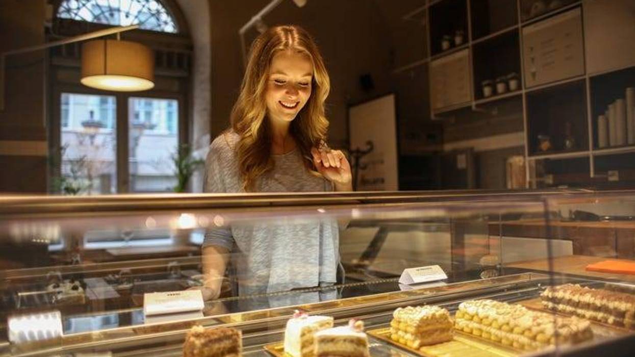 An ohio bakery claims it knows the winner of the presidential election