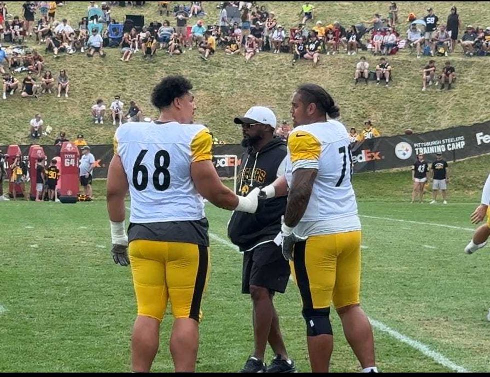 Andrus Peat with Mike Tomlin behind him