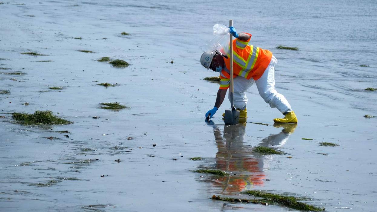 APTOPIX California Oil Spill