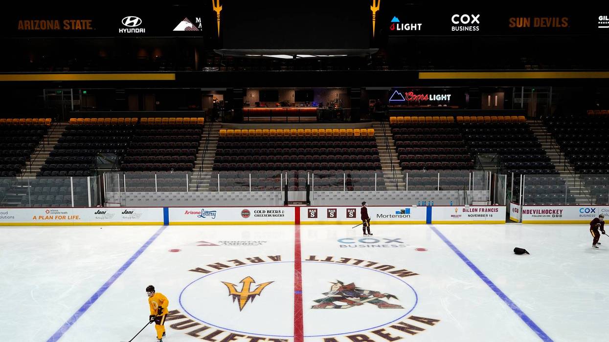 Arizona St Player Collapses Hockey 32