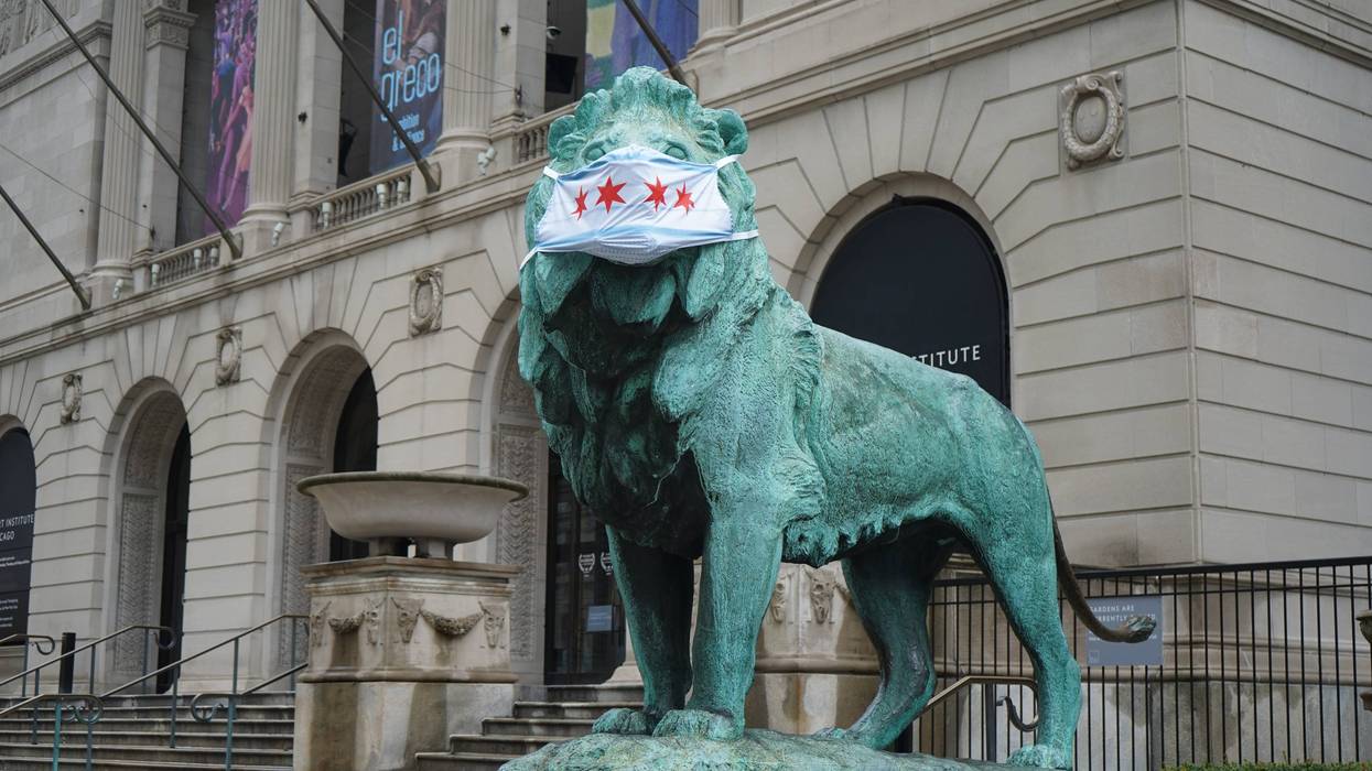 Art Institute of Chicago's lions wear masks to promote public health.