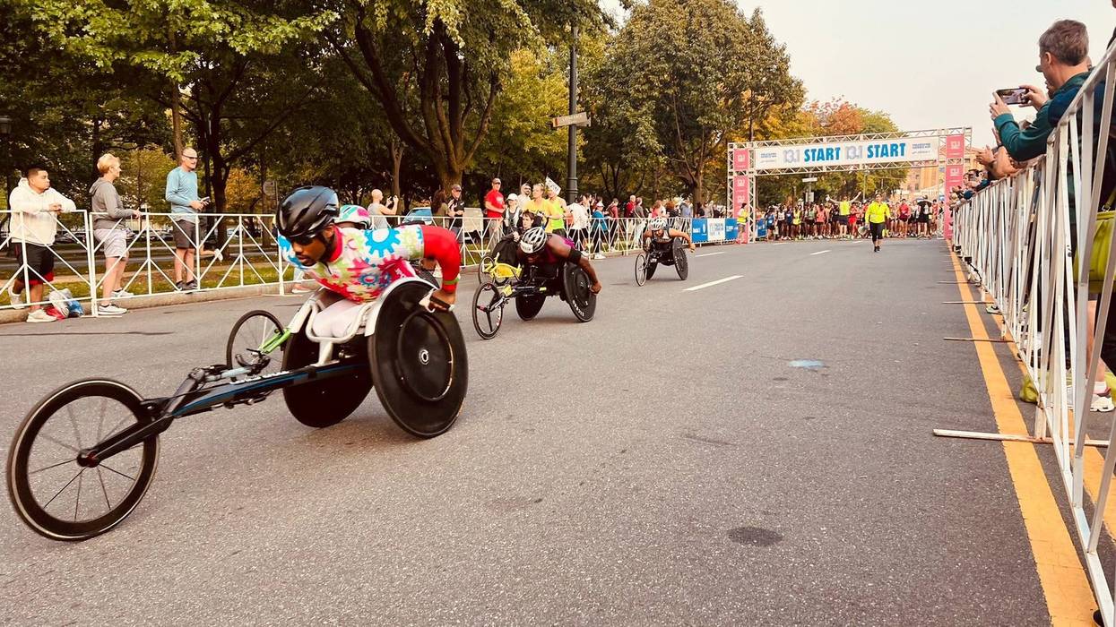 Athletes who use wheelchairs start the half-marathon on Sunday, September 18, 2022.