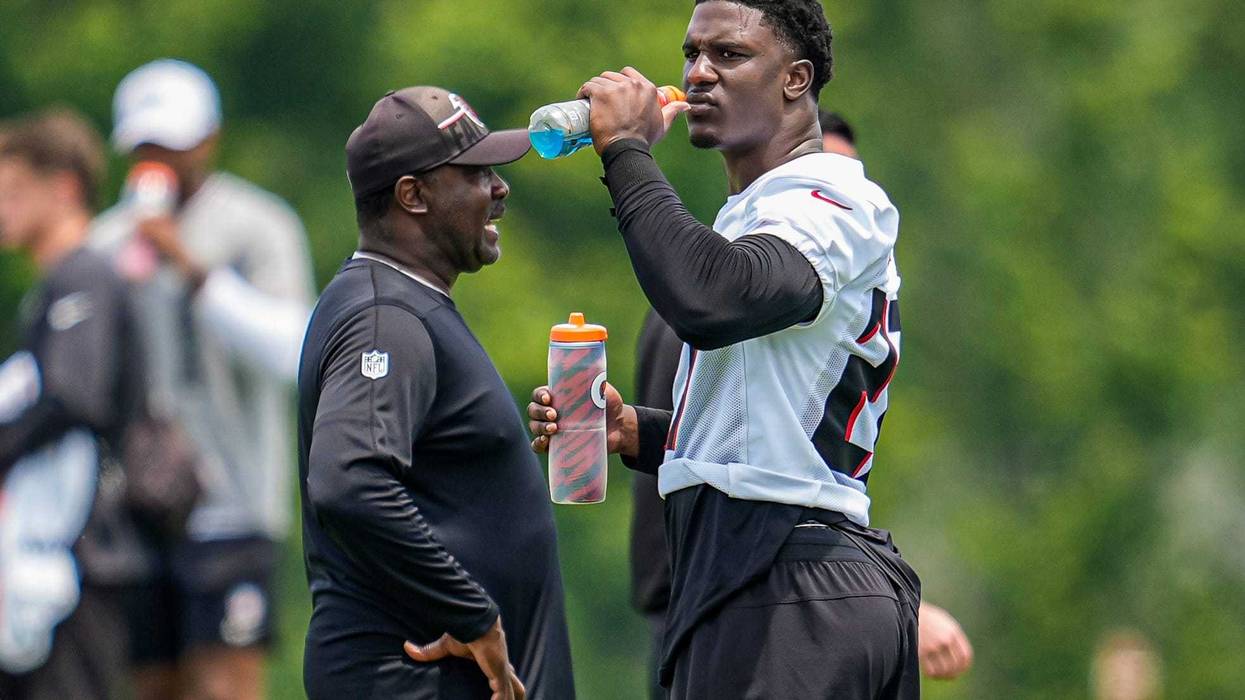 Atlanta Falcons linebacker James Pearce Jr.
