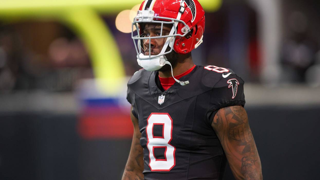Atlanta Falcons tight end Kyle Pitts (8) prepares for a game against the New York Giants at Mercedes-Benz Stadium.